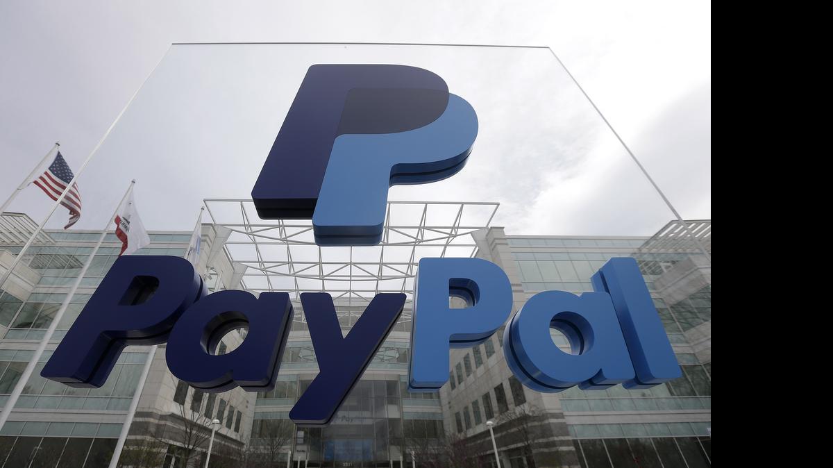 
El logotipo de PayPal frente a su sede en San José, California.
