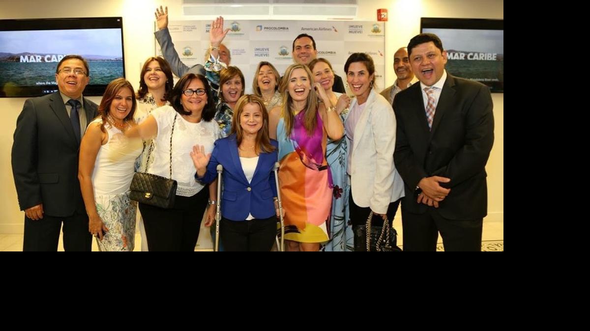 
Colombianos en el Sur de la Florida y autoridades de ese país celebran con la alcaldesa de Barranquilla, Elsa Noguera (centro), la apertura de la ruta Miami-Barranquilla-Miami de American Airlines.

