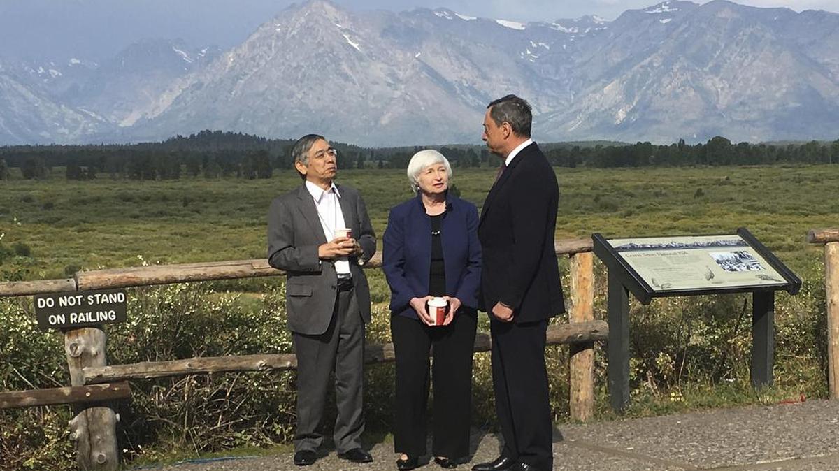 La presidenta de la Reserva Federal (Fed), Janet Yellen, con el jefe del Banco Central Europeo Mario Draghi (der.) y Haruhiko Kuroda, jefe del Banco de Japón, el viernes.