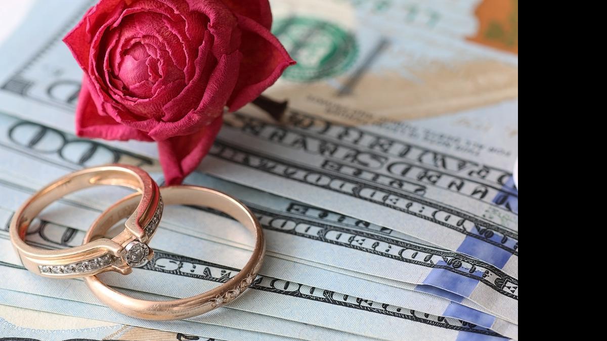 
Usted no querrá pasar los próximos 10 años pagando los gastos de un fin de semana de despilfarro, por eso es necesario sentarse a hablar en serio sobre dinero mucho antes de la boda. 
