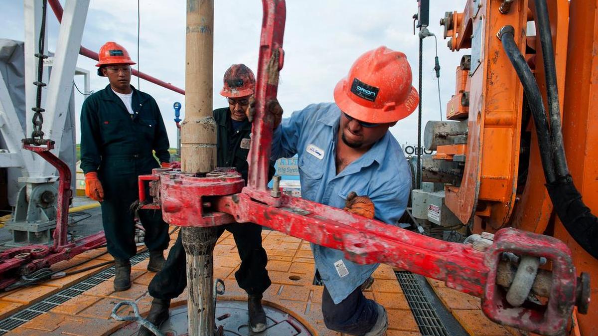 Obreros trabajan en una plataforma de extracción de petróleo de esquistos en un yacimiento de Texas, en esta imagen de archivo.