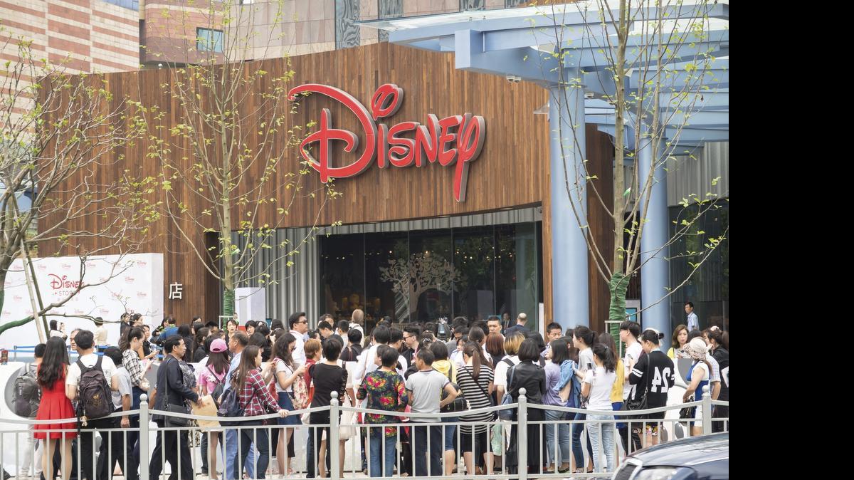 
Una multitud de clientes hace cola ante la nueva tienda que la firma estadounidense del entretenimiento Disney ha abierto en Shanghai, China, durante su inauguración, el miércoles.
