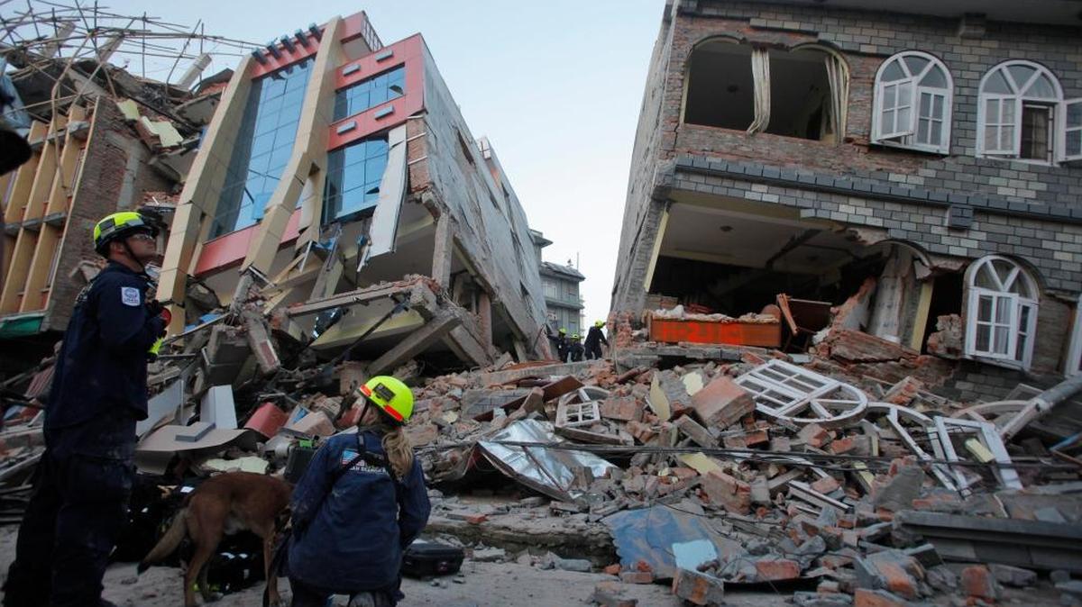 Rescatistas de USAID inspeccionan un lugar donde varios edificios colapsaron por el terremoto en Kathmandu, Nepal. Este fue el peor desastre que dejó 9,000 víctimas, en abril del 2015.