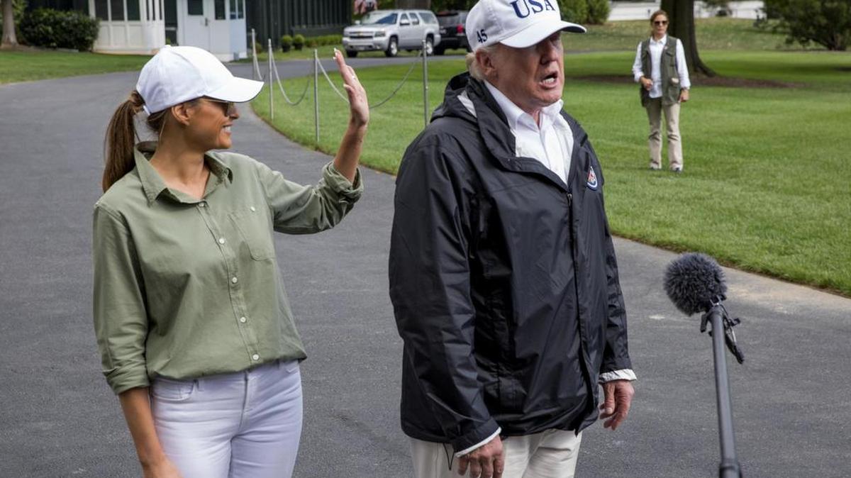 El presidente de Estados Unidos, Donald J. Trump (d), acompañado de la primera dama, Melania Trump (i), responde a las preguntas de los medios de comunicación después de salir del Marine One durante su regreso de Florida el 14 de septiembre de 2017, en el césped sur de la Casa Blanca en Washington (EE.UU.). Trump visitó el estado de Florida donde sostuvo reuniones informativas y de seguridad y visitó a los afectados por el paso del huracán Irma.