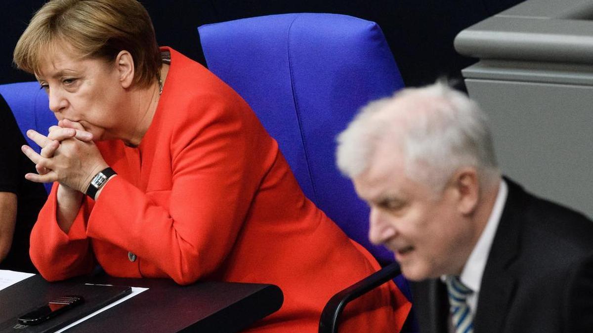 El ministro alemán del Interior, Horst Seehofer (d), y la canciller alemana, Angela Merkel (i), asisten a una sesión parlamentaria en Berlín (Alemania) el 5 de julio de 2018.