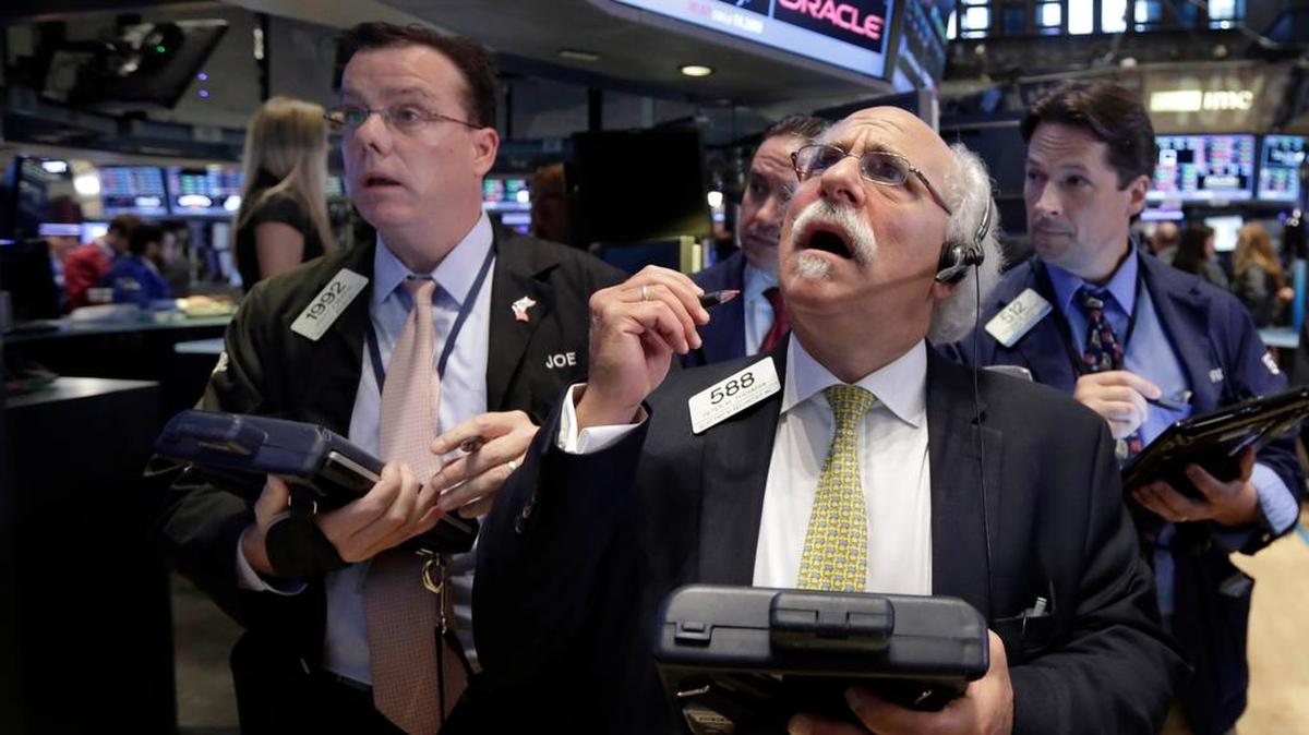 
Wall Street encadenó así dos jornadas consecutivas de caídas de más de 500 puntos en el Dow Jones, en medio del pánico en los mercados mundiales tras un nuevo desplome de los parqués en China que terminó arrastrando a las bolsas asiáticas y europeas.
