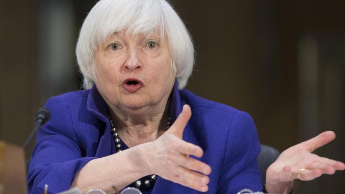 La presidenta de la Reserva Federal (Fed), Janet Yellen, testifica el martes ante el comité bancario del Senado durante su comparecencia semestral en Washington.