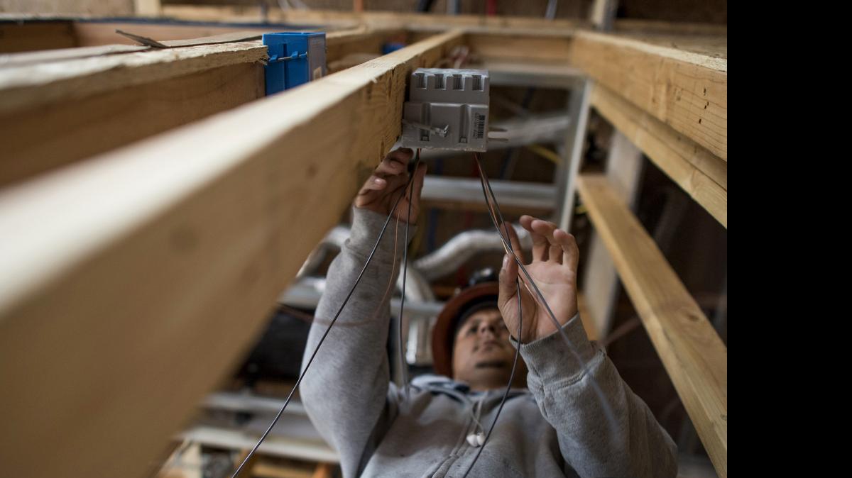 
Los gastos en la construcción bajaron 0.6% a una tasa ajustada a la temporada de $966,600 en marzo después de una cifra sin variantes en febrero, según el Departamento de Comercio.
