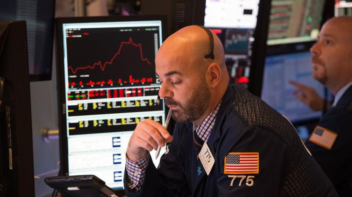 Wall Street cerró el miércoles su peor sesión en lo que va de año, preocupado por las tensiones políticas que están surgiendo en Washington, en un momento en que estaba saboreando una buena racha de ganancias.