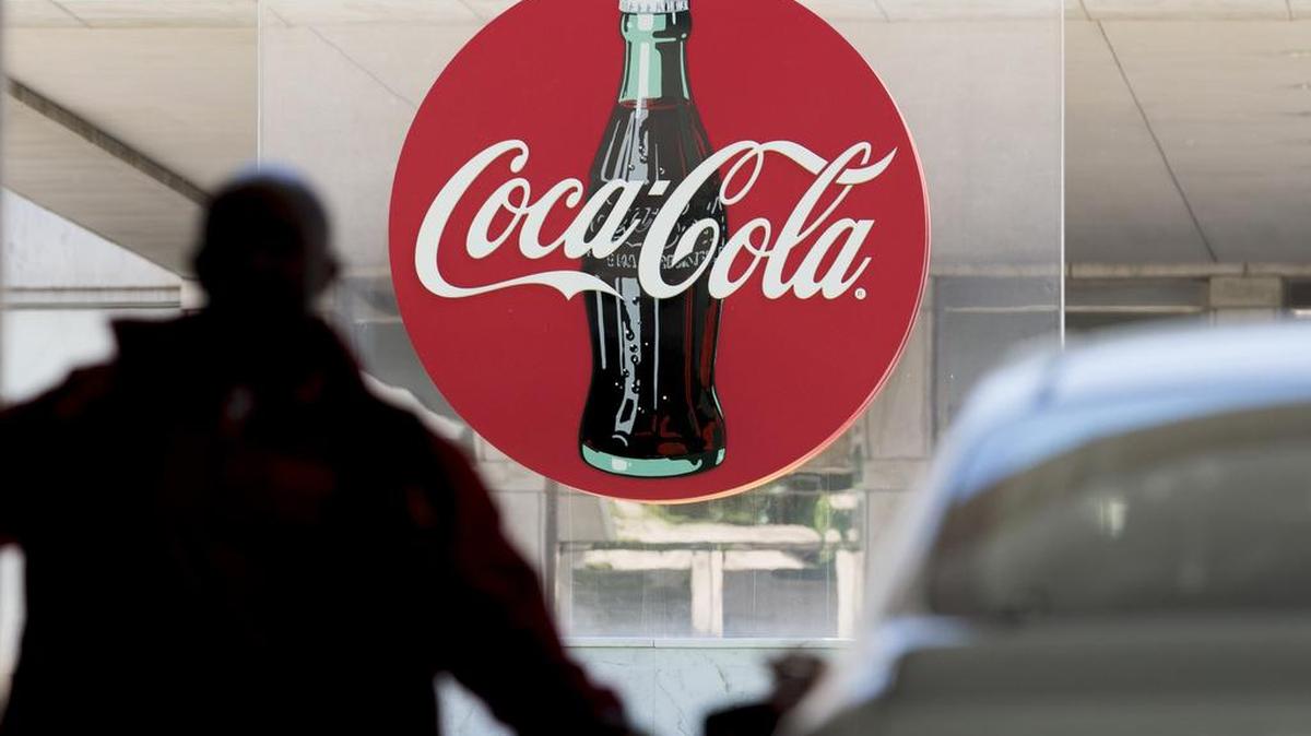 Un invitado en la entrada principal de la sede de Coca-Cola en Atlanta, Georgia, el martes 25 de abril de 2017. Coca-Cola dijo el martes que cortará 1,200 puestos de trabajo a finales de este año.