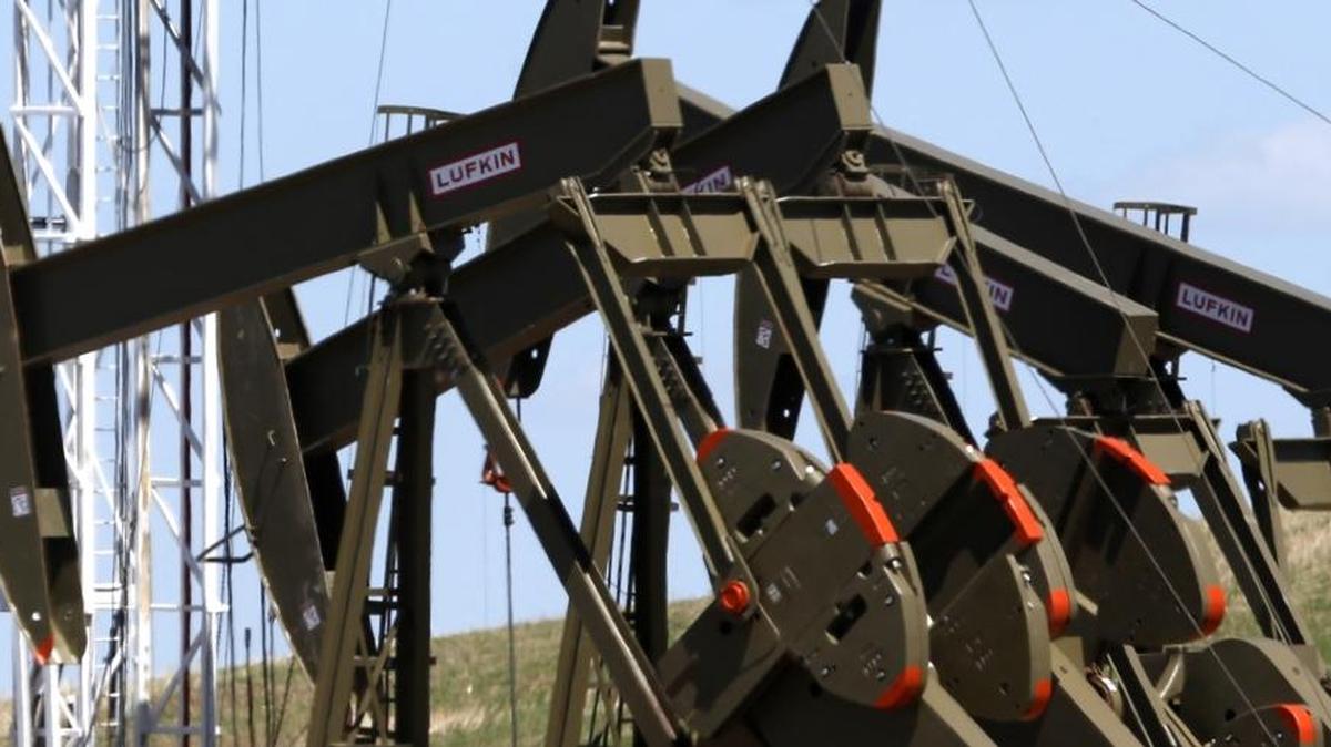 Fotografía de cuatro bombas en un centro de producción de petróleo en Watford City, Dakota del Norte.
