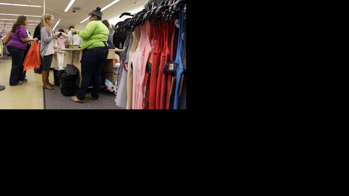 
Compradoras hacen sus selecciones de ropa en la tienda Nordstrom Rack, en Schaumburg, Illinois.
