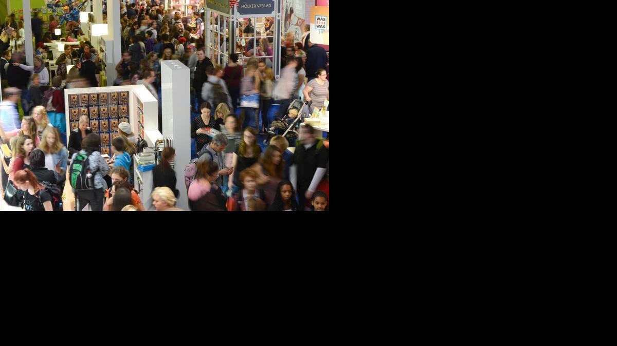 
Una muchedumbre llenaba el sábado los pasillos de la conocida Feria Internacional del Libro de Frankfürt
