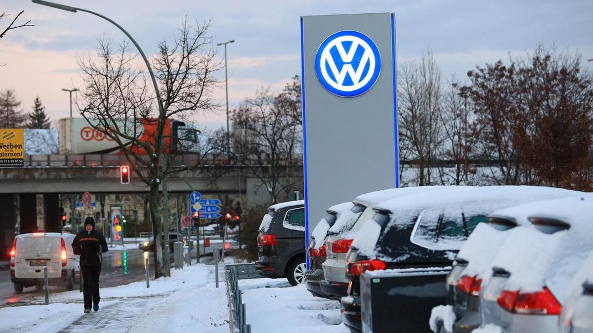 Las ventas mundiales del gigante automotor alemán Volkswagen bajaron en el 2015 por primera vez desde el 2002.
