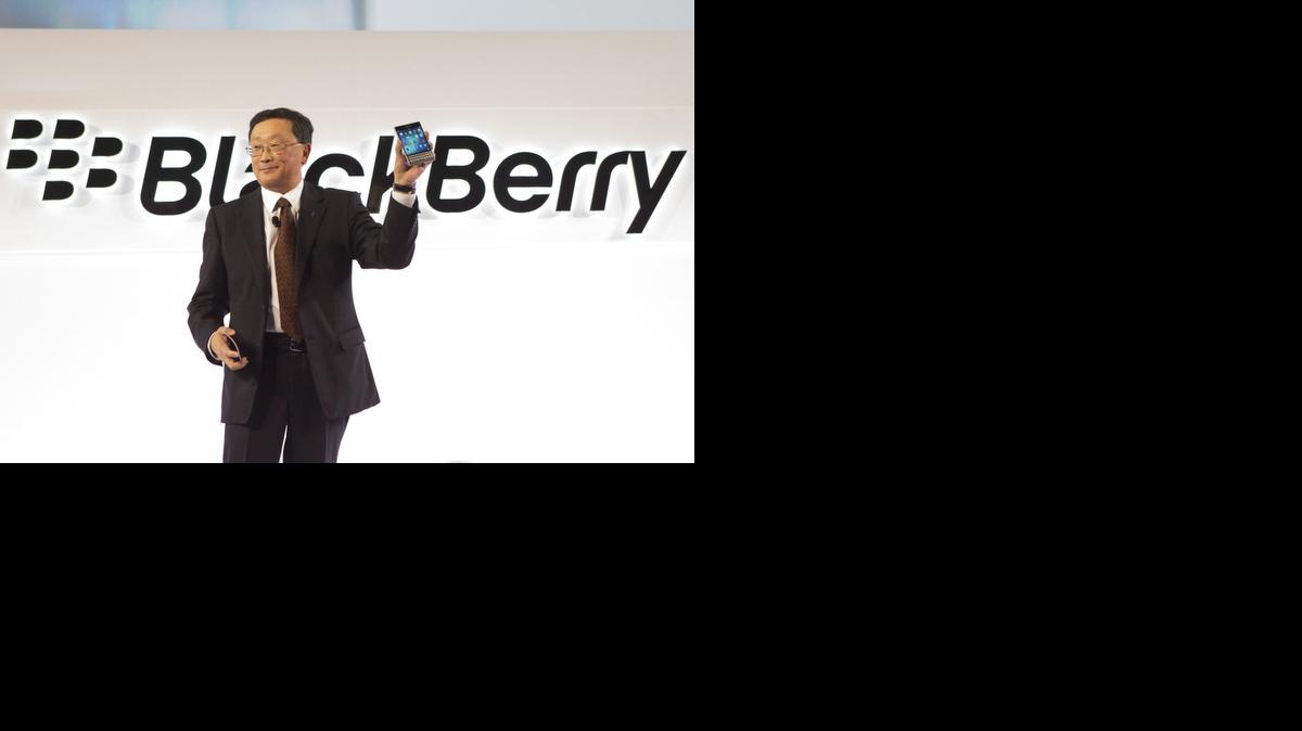 
El presidente de BlackBerry John Chen muestra el nuevo teléfono inteligente de la compañía, el Passport, en un evento en Toronto el miércoles.
