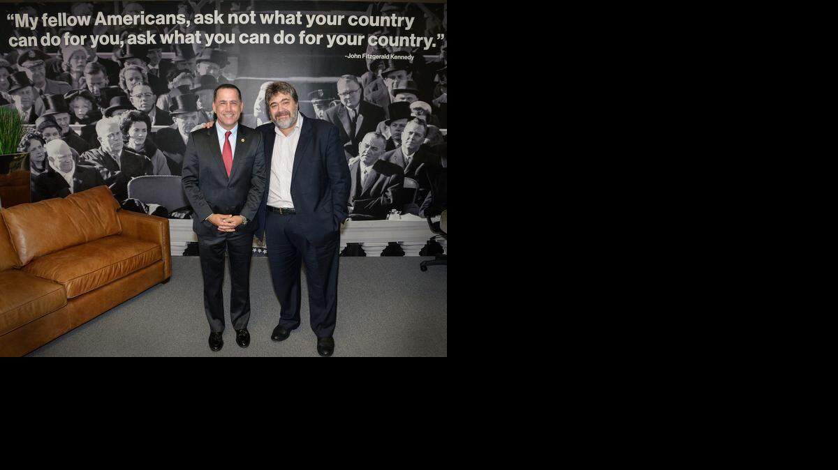 
Jon Medved, CEO de OurCrowd (der.) con alcalde de Miami Beach, Philip Levine.
