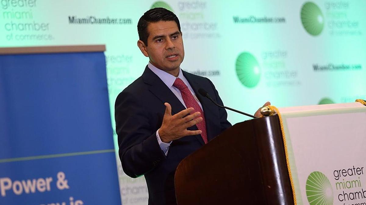 César Conde, presidente de NBCUniversal International Group y NBCUniversal Telemundo Enterprises, habla durante un evento en la Cámara de Comercio del Gran Miami, en diciembre.