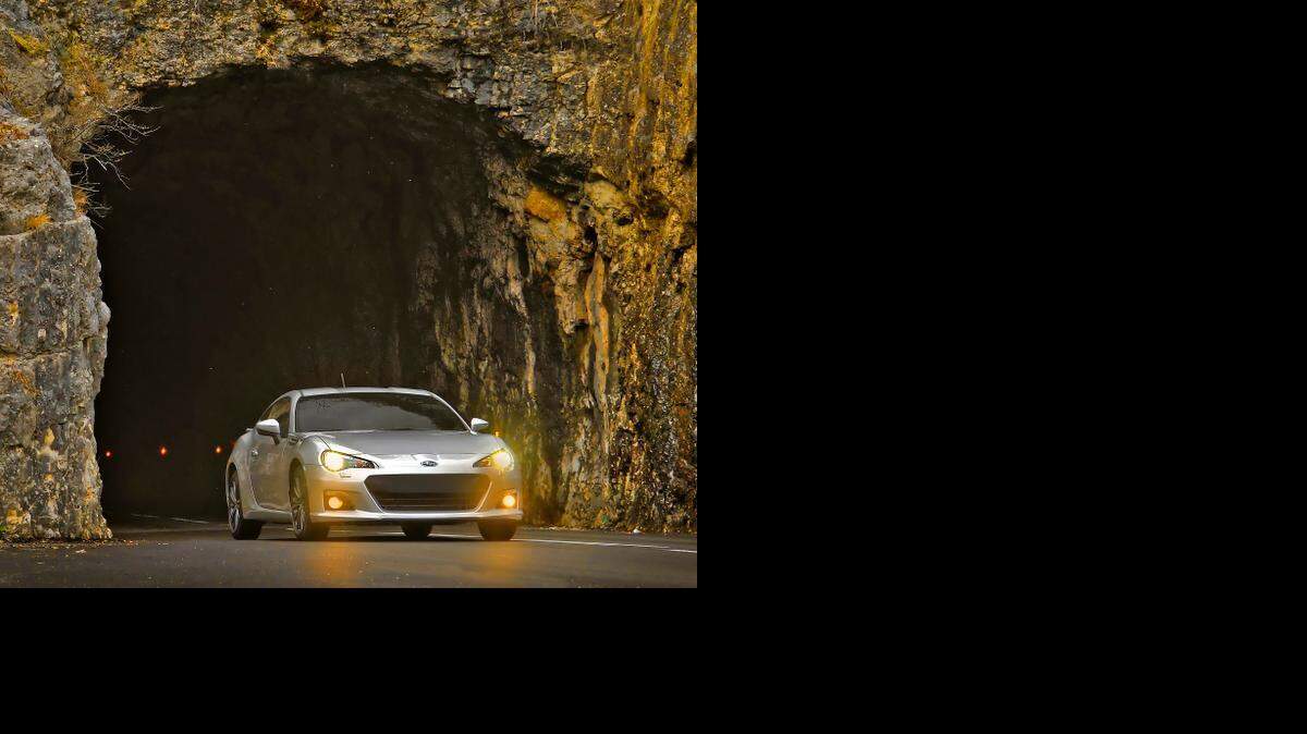 
El Subaru BRZ del 2015 se inspira en el diseño de los autos deportivos, de bajo peso, con un centro de gravedad ultrabajo y precisión de la dirección.
