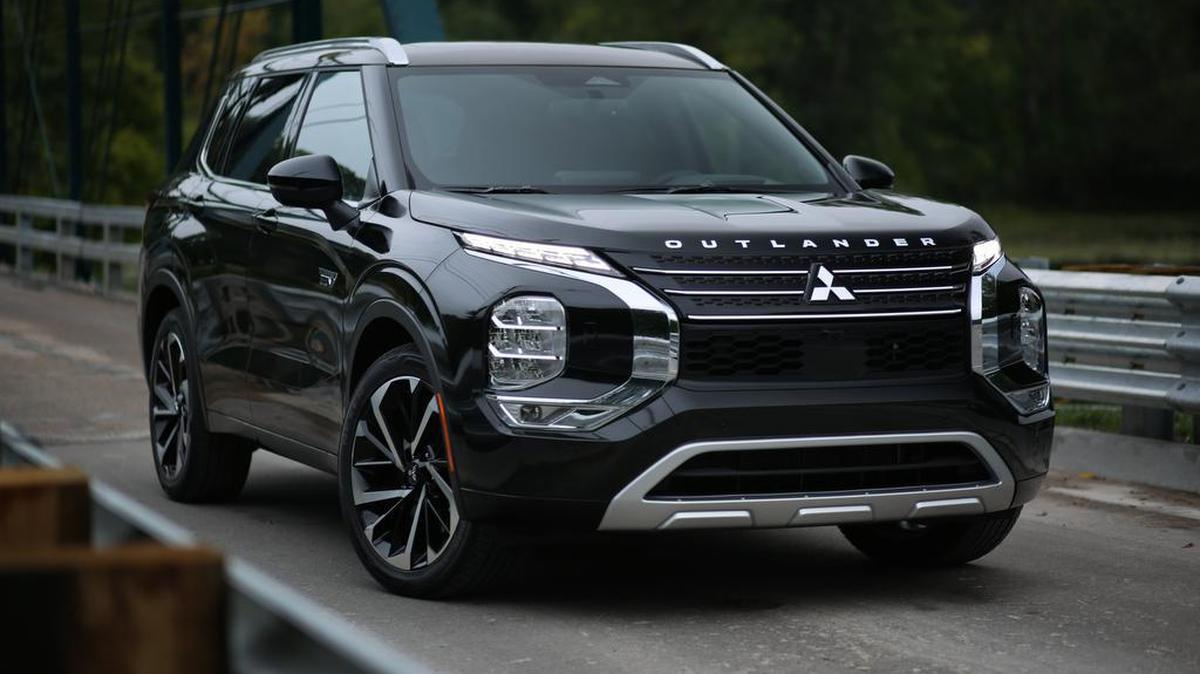 Elegante, vistoso, con cifras económicas sólidas, un refinado interior y más capacidad todoterreno, el Outlander PHEV del 2023 esté al tope de su lista si está comprando un SUV enchufable.
