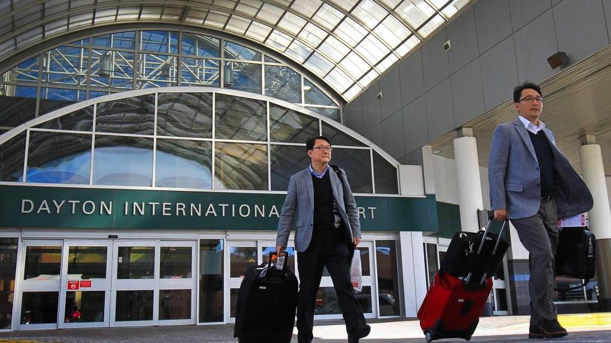 Viajeros salen del Aeropuerto Internacional Dayton, en Ohio. Los cargos extras que algunas las aerolíneas aplican en sus páginas web a la hora de reservar vuelos con tarjeta de crédito y débito, son los cobros que más irritan a los viajeros.