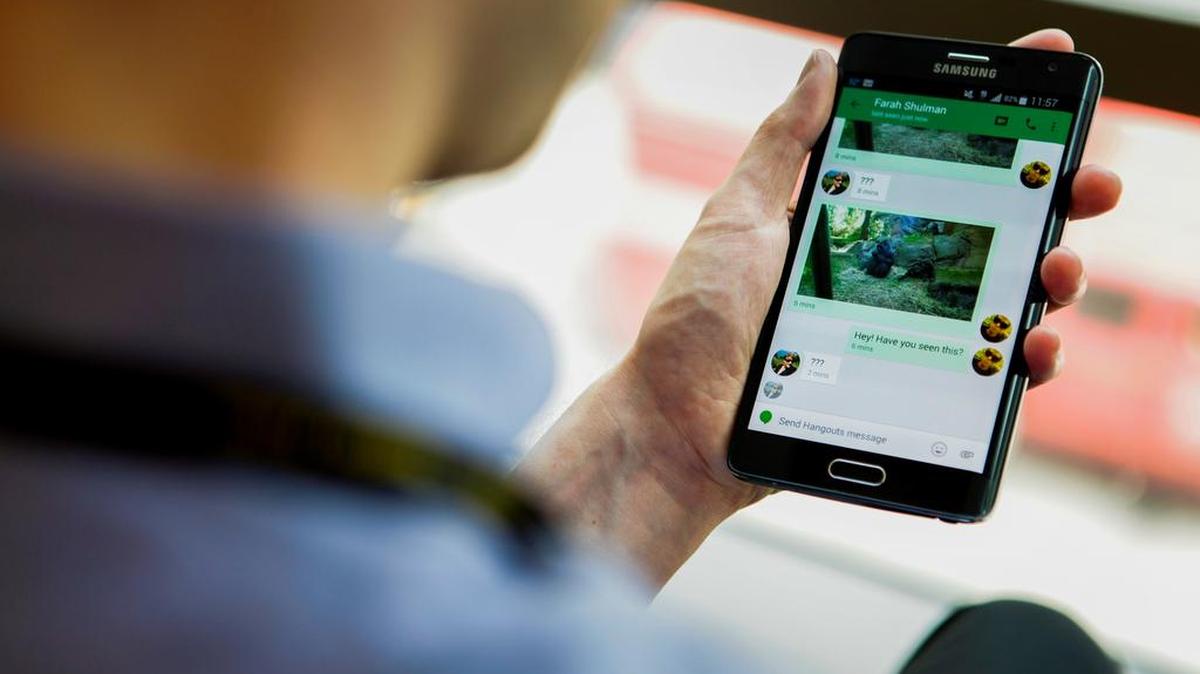 
Una persona majeja su smartphone que trabaja con el sistema Android de Google.


