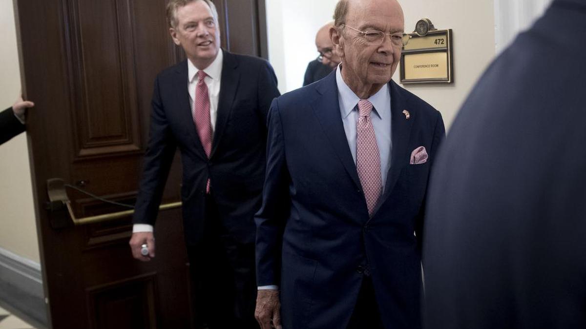 El secretario de Comercio, Wilbur Ross (der.), y el representante de Comercio Exterior, Robert Lighthizer, salen de un salón de conferencia el lunes, en Washington.