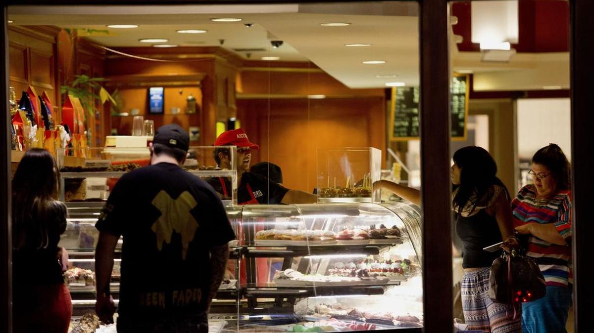
Clientes hacen sus selecciones en una dulcería de Detroit el pasado martes.

