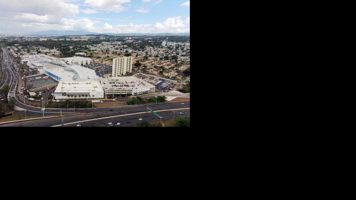 
Imagen aérea tomada el pasado 23 de marzo del recién construido centro comercial llamado “The Mall of San Juan”, en el área metropolitana de la capital puertoriqueña.


