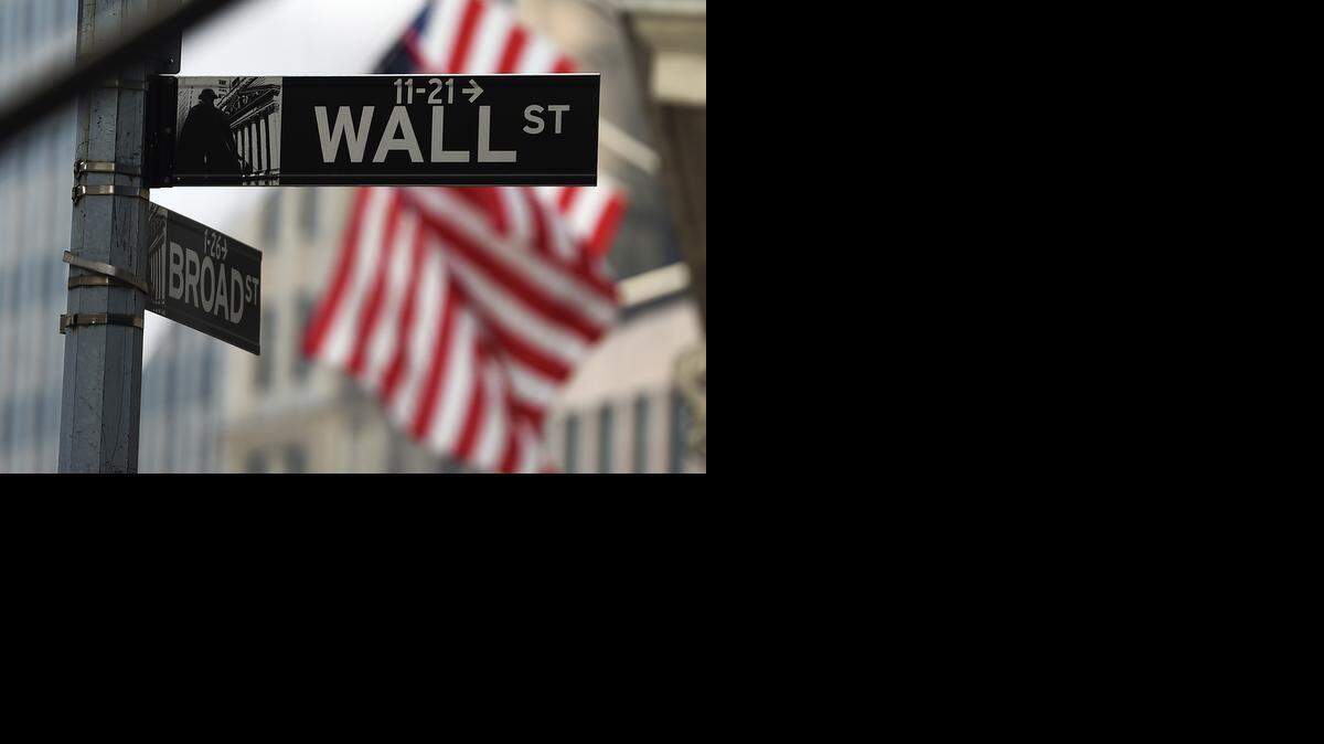 
Un letrero marca la esquina de Wall Street y Broadway, a unos pasos de la Bolsa de Valores de Nueva York.
