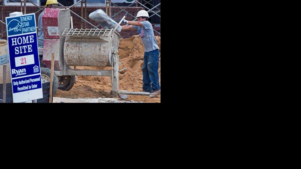 
Un albañil atiende una pequeña concretera en una obra en construcción en Aldie, Virginia, en agosto pasado.
