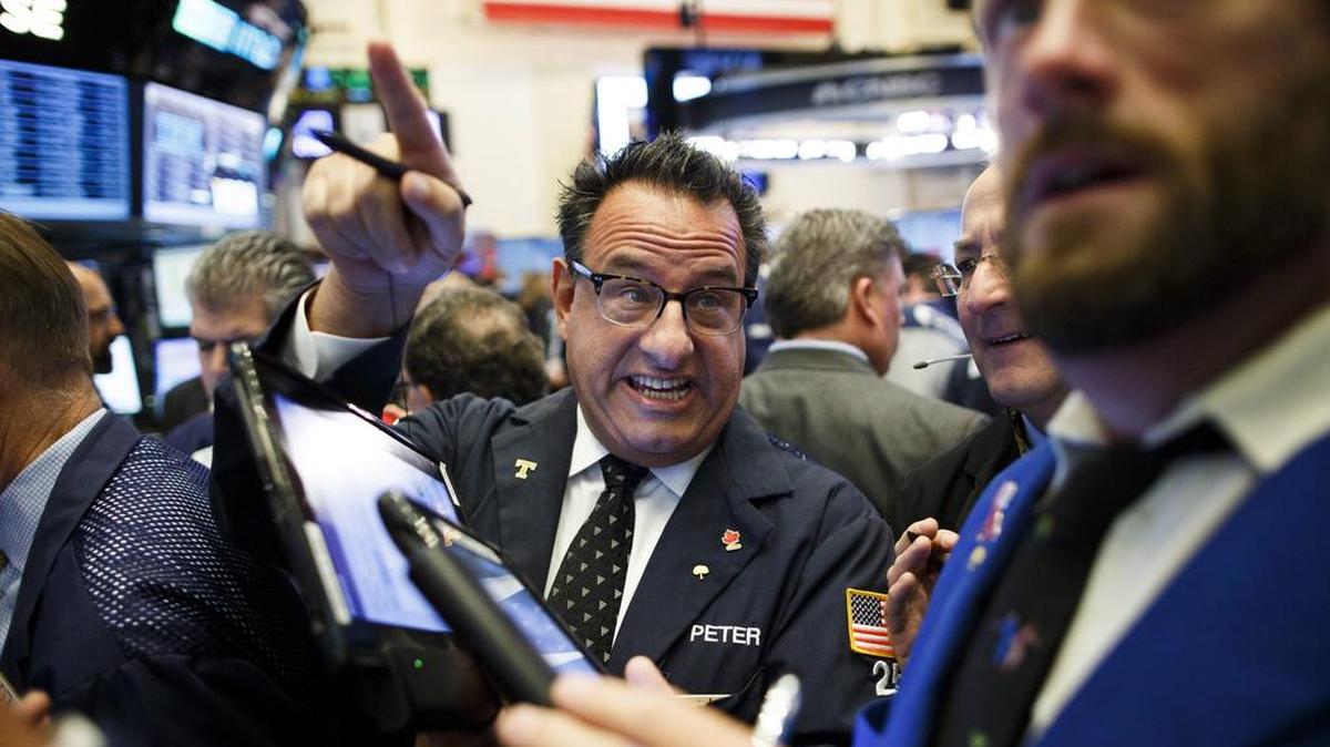 Agentes trabajan esta mañana en la Bolsa de Nueva York tras conocerse anoche la victoria del republicano Donald Trump en las elecciones presidenciales del 8 de noviembre de 2016.