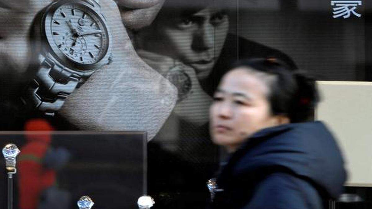 
Una mujer pasa frente a una tienda de relojes suizos en una zona comercial de Pekín en esta imagen de archivo.
