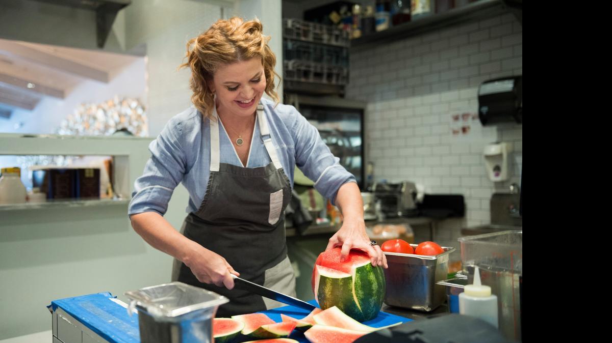 
La chef Michelle Bernstein prepara la ensalada de sandía, una de sus creaciones para el menú de The Centurion Lounge, en el Aeropuerto de Miami.
