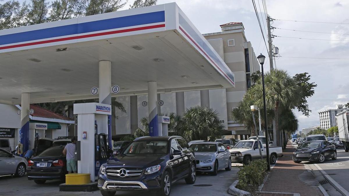 Conductores hacen fila en una estación de gasolina en Nort Miami el 6 de septiembre de 2017, preparándose para la llegada del huracán Irma al sur de Florida.