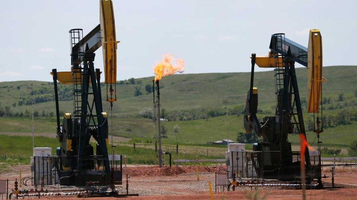 Taladros petroleros en un campo en Watford City. Los precios del crudo y el alza de las importaciones contribuyeron a un incremento del déficit comercial de Estados Unidos, en mayo.