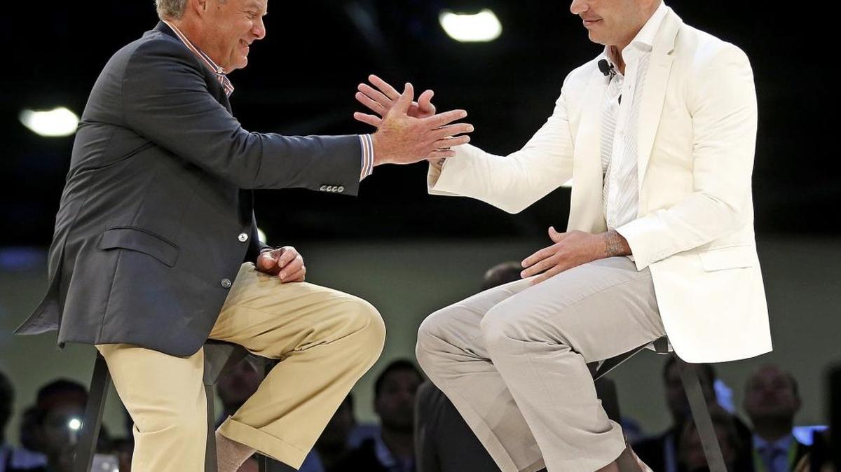 El fundador de eMerge Americas, Manny Medina (izq.), con el cantante Pitbull, al finalizar esa conferencia del 2015, en Miami.