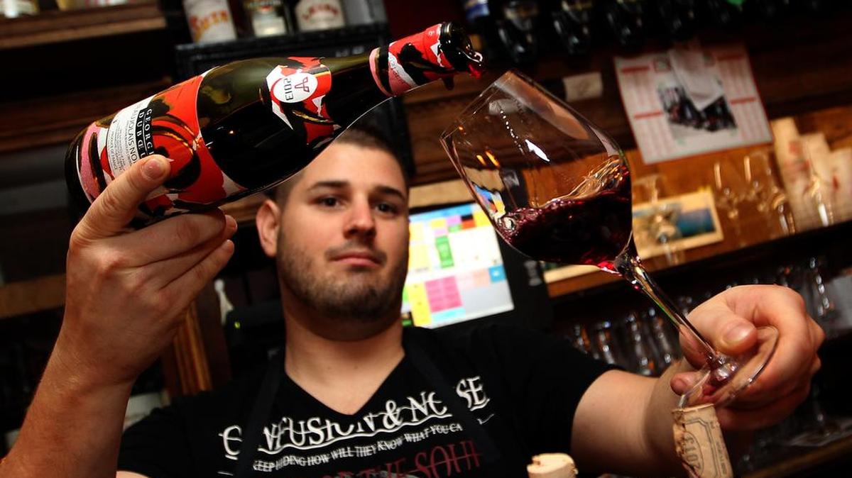 Un camarero sirve una copa de Beaujolais Nouveau en Bayona, al suroeste de Francia en esta foto de archivo.