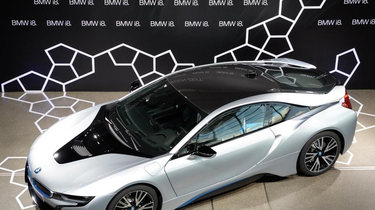 Un BMW deportivo híbrido en un centro de distribución de la empresa en Alemania, en el 2014.