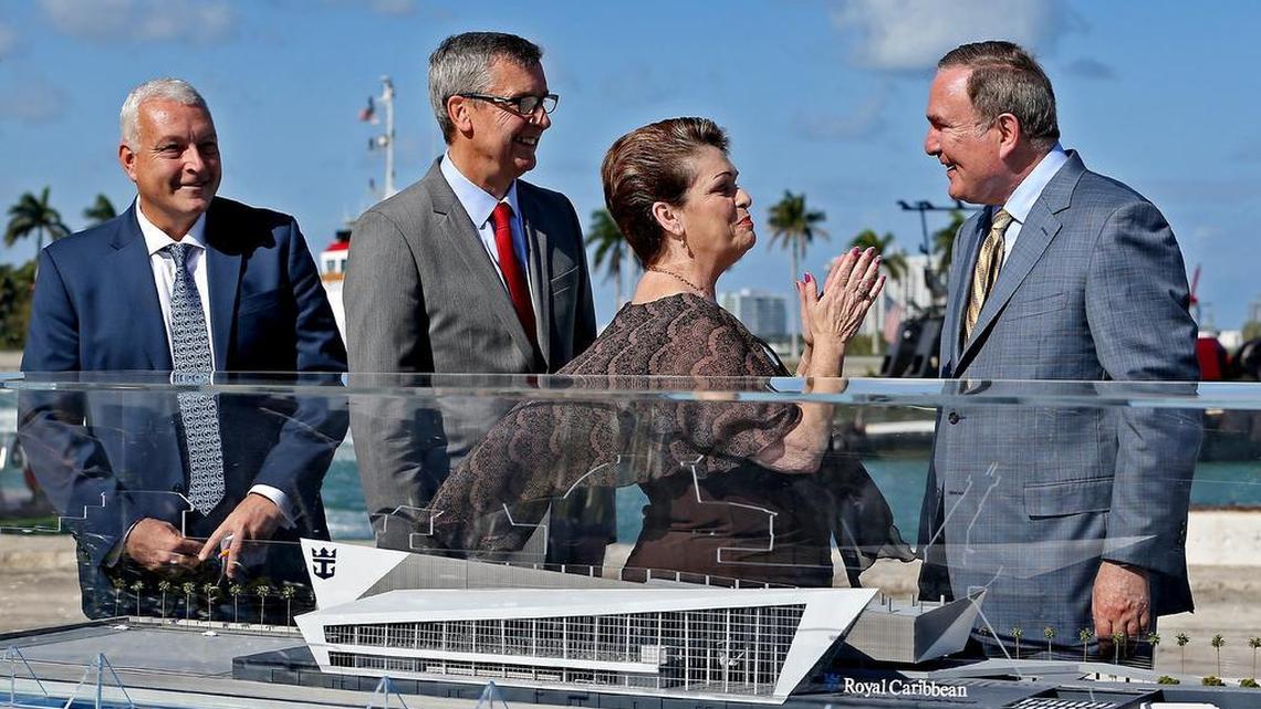 Juan Kuryla, director del Puerto de Miami (izq.); Michael Bayley, presidente y CEO de Royal Caribbean Cruises International (2 izq.), la comisionada de Miami-Dade Rebeca Sosa, y Richard Fain (der.), presidente y CEO de Royal Caribbean, el miércoles junto a un modelo de la nueva terminal de esa empresa de cruceros.