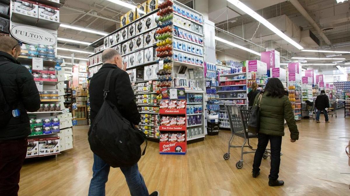 Personas compran en una tienda de Bed Bath & Beyond, en New York. Las ventas minoristas en Estados Unidos crecieron un 0.5% en mayo.