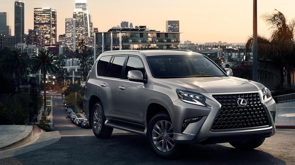 El Lexus GX 460 lo sorprenderá con su cabina forrada de lujo, sus características expansivas y su marcha suave en carretera.
