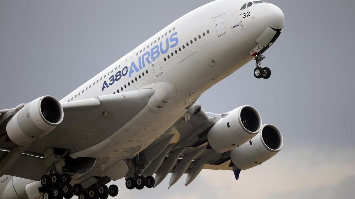 Un avión Airbus A380 despega el 18 de junio de 2015, durante una demostración en el Show Aéreo de París en el aeropuerto Le Bourget, al norte de la capital francesa.