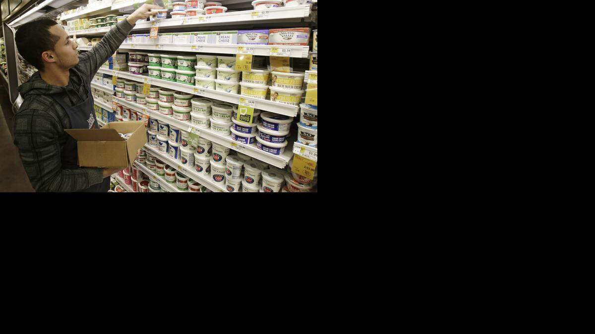 
Un empleado abastece los estantes de un supermercado Whole Foods Market en Woodmere Village, Ohio.
