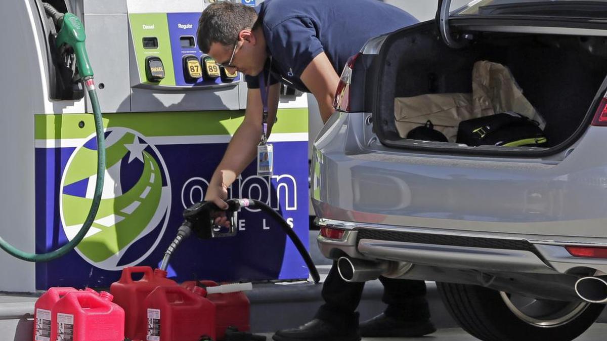 Un hombre llena varios contenedores con gasolina como parte de sus preparativos ante el paso del huracán Irma por el sur de Florida, el 7 de septiembre de 2017.