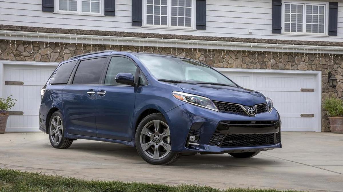 El minivan Toyota Sienna del 2019, un V6 de 3.5 litros es de alguna manera un clásico que no ha perdido el atractivo para la familia, como les ha pasado a otros minis.
