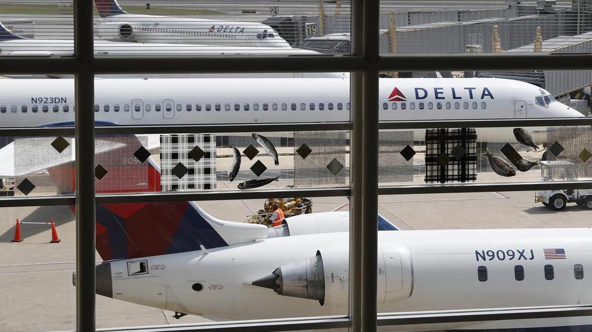 Aeronaves de Delta Air Lines en el aeropuerto internacional Ronald Reagan Washington National Airport, en Washington. Foto de archivo.