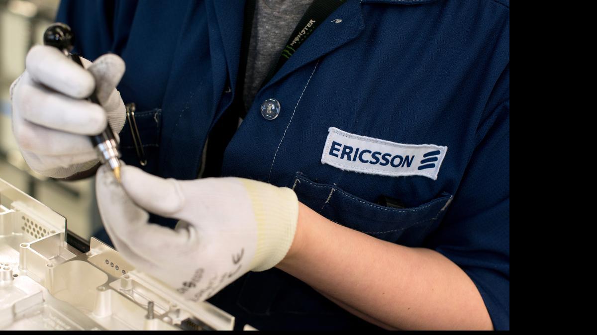 
Una empleada de Ericsson en Tallin, Estonia, trabaja en el acabado de una pieza tecnológica.
