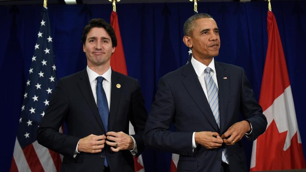 El presidente de EEUU, Barack Obama (der.) y el primer ministro de Canadá, Justin Trudeau, tras una reunión en el marco del APEC, en Manila.