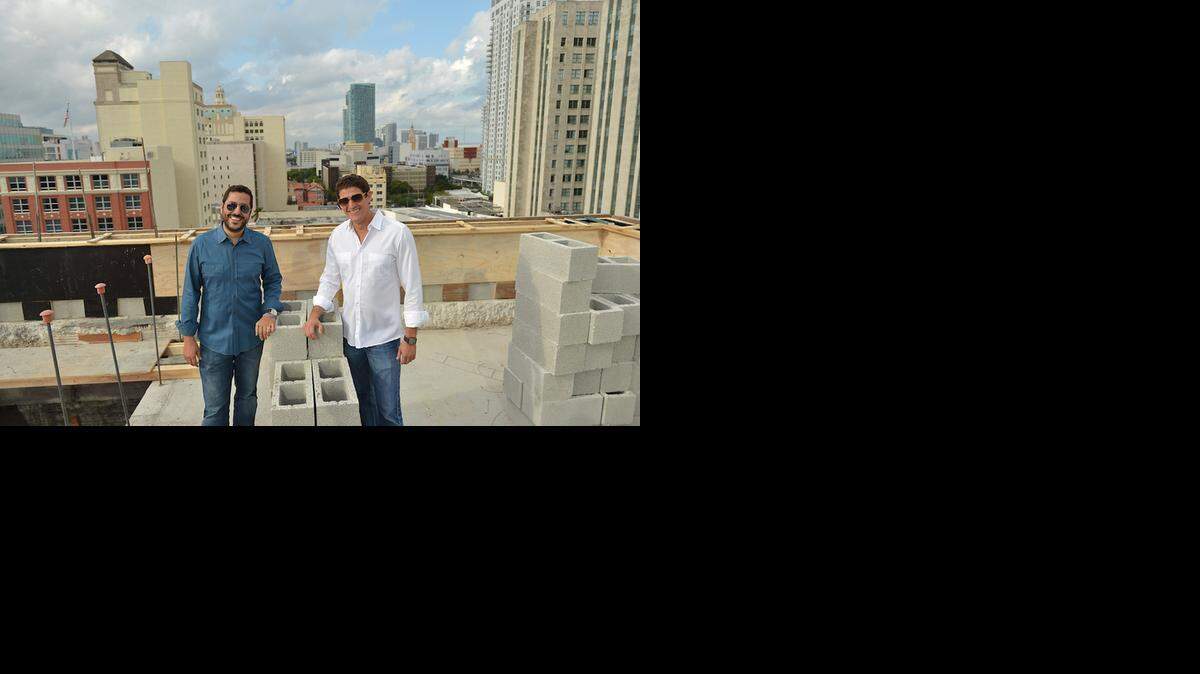 
El urbanizador Daniel Pena-Giraldi (izquierda) y Luis E. Rojas, socios de Stambul Development USA, en la cima de una de sus construcciones en Miami.
