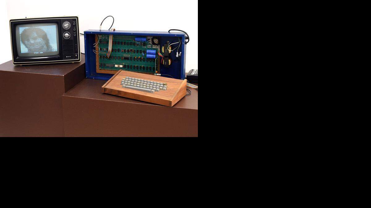 
Segun la casa de remates Christie's, este Apple-1 es el último ejemplar vendido directamente por el dueño de Apple, fallecido en 2011, desde el garaje de la casa de sus padres en Los Altos, California.
